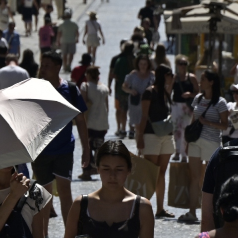 Καιρός αύριο: Αίθριος με αρκετή ζέστη και τοπικές βροχές στα ηπειρωτικά