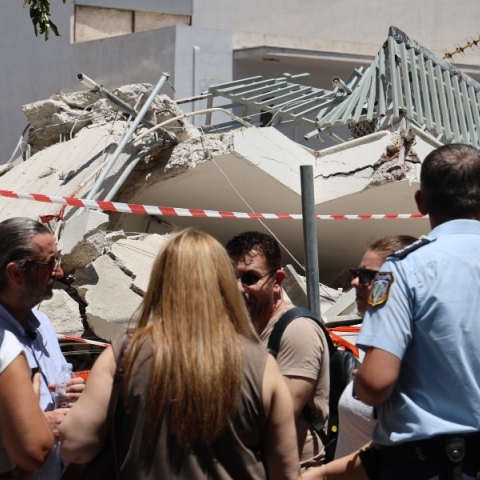 Πετράλωνα: Δέκα ημέρες μετά την κατάρρευση της πολυκατοικίας και ακόμα δεν έχουν απομακρυνθεί τα μπάζα