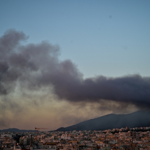 Κυκλοφοριακές ρυθμίσεις λόγω φωτιάς στο παλιό κτίριο του Μπάτμιντον στο Γουδή - 112 για τους καπνούς 