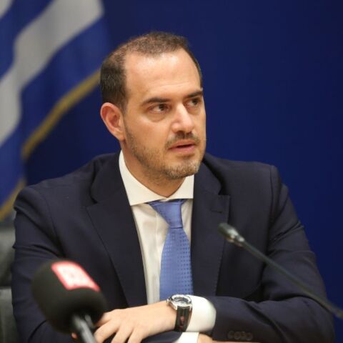 Κόντρα Κώτσηρα - Κωνσταντοπούλου στη Βουλή για τη στάση του Δημοσίου στη δίκη των Τεμπών