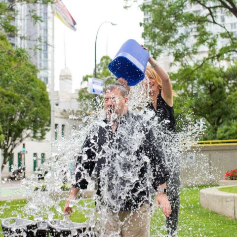 Επιστρέφει το Ice Bucket Challenge – Τι πέτυχε πραγματικά για την ALS