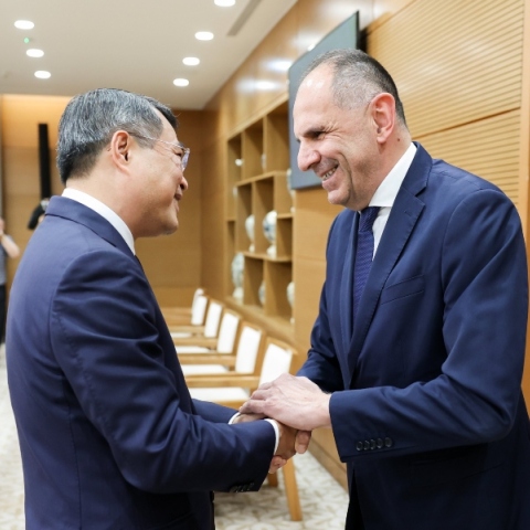Συνάντηση Γεραπετρίτη με τον πρωθυπουργό του Βιετνάμ με έμφαση στη θαλάσσια ασφάλεια