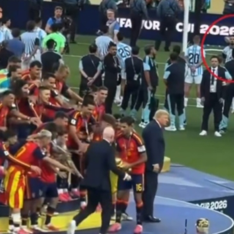 Περιφρόνηση από την Αργεντινή: Μόνο ο Φλάκο Λόπες δε γύρισε την πλάτη στην απονομή της Ισπανίας