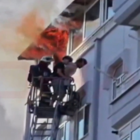 Βίντεο-σοκ από τρομακτική διάσωση σε φλεγόμενη πολυκατοικία στην Τουρκία -