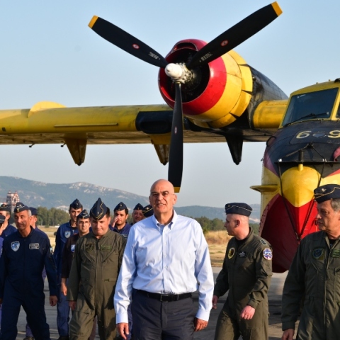 Επίσκεψη Δένδια στη Μοίρα Πυροσβεστικών Αεροσκαφών και στη Μοίρα Συντήρησης στην Ελευσίνα