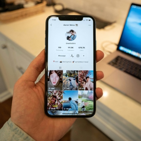 Η Ευρωπαϊκή Επιτροπή κατηγορεί το TikTok ότι δεν προστατεύει επαρκώς τους ανήλικους χρήστες	