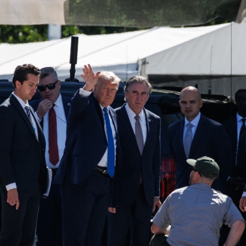 Καθησυχάζει ο Τραμπ: Όσο είμαι πρόεδρος, οι κινητήρες εσωτερικής καύσης δεν θα εξαφανιστούν