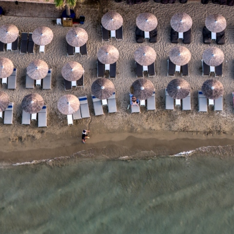 Με το MyCoast οι πολίτες μπορούν να ελέγχουν αν οι ξαπλώστρες έχουν τοποθετηθεί νόμιμα