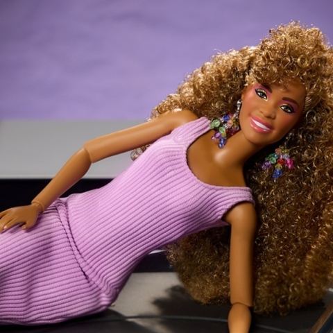 Σε Barbie μετατράπηκε η Γουίτνεϊ Χιούστον με μοβ φόρεμα και πολύχρωμα σκουλαρίκια