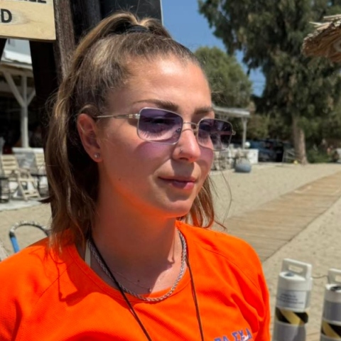 Ναυαγοσώστρια στη Σύρο έσωσε 16χρονη που τραυματίστηκε πέφτοντας από τον μώλο στην παραλία της Βάρης