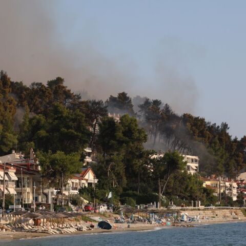 Χαλκιδική: Συνεχίζεται η μάχη με τις φλόγες στη Σίβηρη - Eλαφρώς καλύτερη η εικόνα