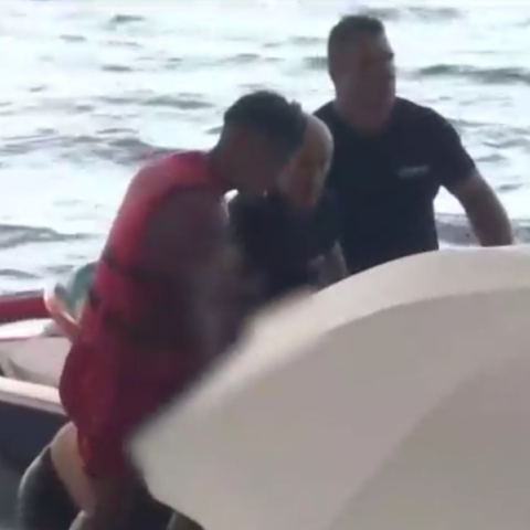 Χαλκιδική: Η στιγμή που ναυαγοσώστης σώζει πυροσβέστη που έχασε τις αισθήσεις του στη θάλασσα