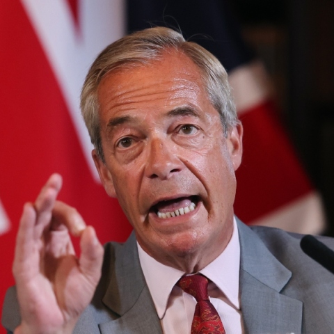 Βρετανία: Το αντιμεταναστευτικό Reform UK θέλει να κόψει τα επιδόματα τόσο σε ξένους όσο και σε πολίτες της ΕΕ