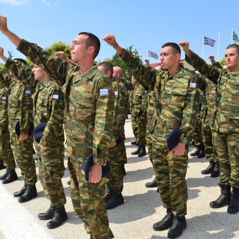 Τι αλλάζει στη στρατιωτική θητεία για τους 18χρονους – Τι ισχύει για τις αναβολές