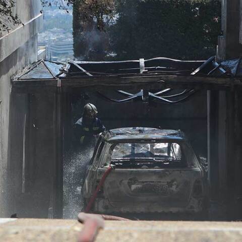 Αυτοκίνητο κάηκε σε πιλοτή πολυκατοικίας στο Ψυχικό