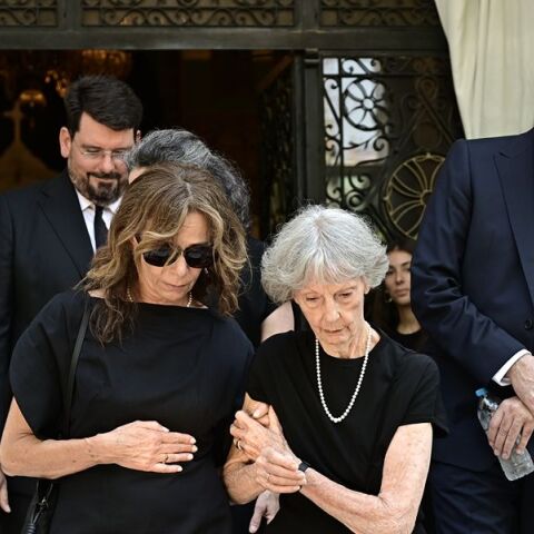 Συγγενείς, φίλοι και πολιτικοί αποχαιρέτησαν τον Στέφανο Μάνο στην Κηφισιά