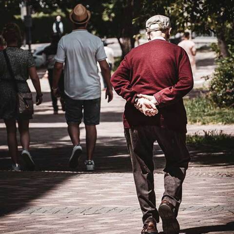 Συνταξιούχος περπατά σε πάρκο