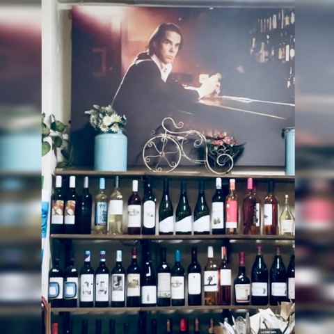 Ο Nick Cave μένει σ’ ένα παντοπωλείο της Θεσσαλονίκης