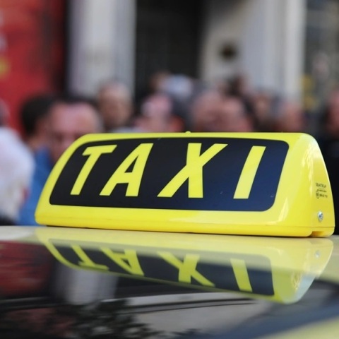 Συνελήφθη οδηγός ταξί που κατηγορείται ότι απέσπασε 600 ευρώ από τουρίστες με απειλή βίας