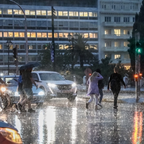 Καιρός αύριο: Βροχές και καταιγίδες με μικρή άνοδο της θερμοκρασίας – Ισχυροί άνεμοι στο Αιγαίο