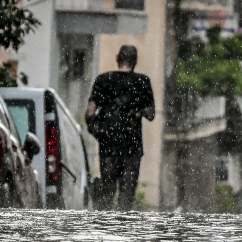 Βροχερός ο καιρός σήμερα με μικρή άνοδο της θερμοκρασίας – Ισχυροί άνεμοι στο Αιγαίο