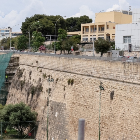 Μάχη για να κρατηθεί στη ζωή δίνει ο 54χρονος που έπεσε από τα Ενετικά Τείχη στο Ηράκλειο