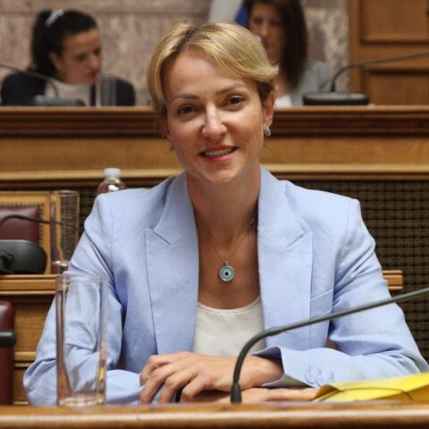«Η ανοχή σημαίνει συμφωνία»: Η Σδούκου καλεί το ΠΑΣΟΚ να αποπέμψει τον Φαραντούρη