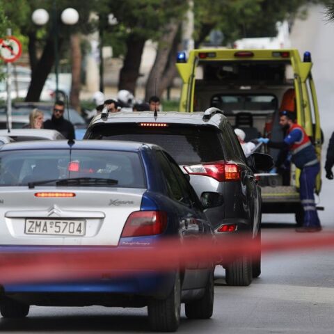 Συναγερμός στη Νίκαια: Άνδρας κρατάει όμηρο τη γυναίκα του