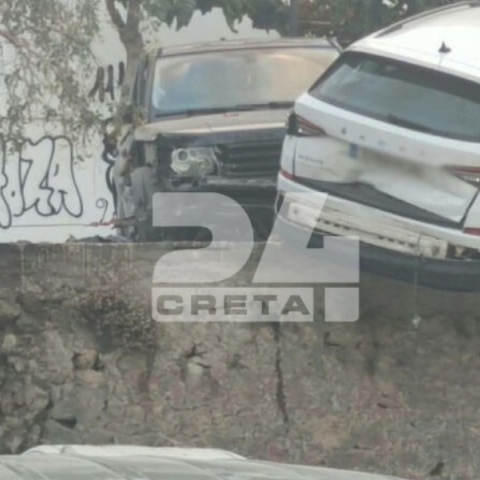 Χανιά: Τζιπ βρέθηκε να κρέμεται πάνω από πάρκινγκ μετά από τρελή πορεία - Παρέσυρε σταθμευμένα οχήματα