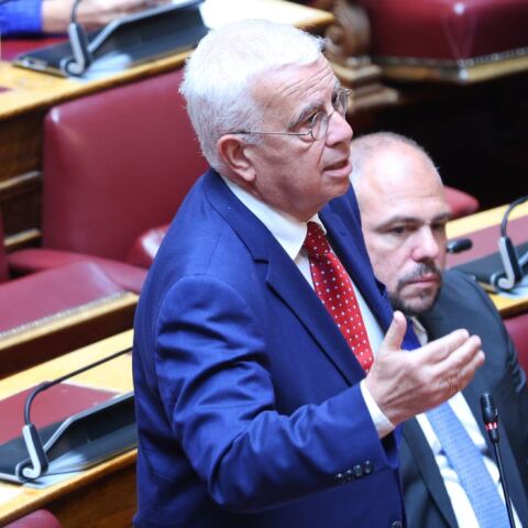 Κωνσταντοπούλου σε Σιμόπουλο: «Του αρέσει από πάνω» 