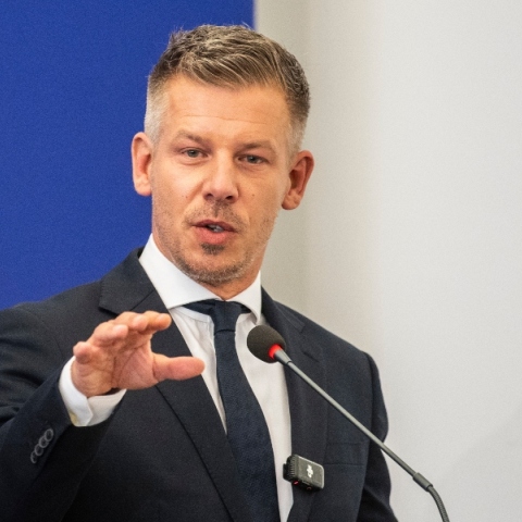 Ουγγαρία: Ο πρωθυπουργός  Μαγιάρ έχασε την ασυλία του επειδή πέταξε ένα κινητό σε ποτάμι – Τον κατηγορούν για κλοπή