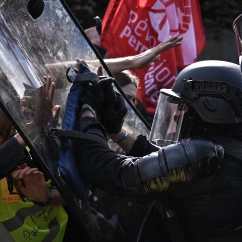 Διαδηλώσεις στη Γαλλία: Η κυβέρνηση κατηγορεί τη ριζοσπαστική αριστερά για ταραχές στα σχολεία