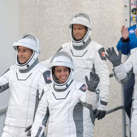 Εκτοξεύτηκε ο «Δράκος» της SpaceX με πλήρωμα τέσσερις αστροναύτες προς τον Διεθνή Διαστημικό Σταθμό	