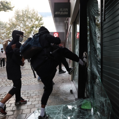 Βέλγιο: Απαγόρευση συναθροίσεων άνω των τριών ατόμων στη Λιέγη λόγω διαδηλώσεων και ταραχών
