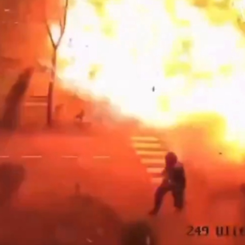 Η στιγμή που άνδρας στην Ουκρανία γλυτώνει τελευταία στιγμή από έκρηξη ρωσικού drone - Βίντεο