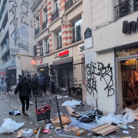 Γαλλία: Κλεμμένες  τσάντες, καλλυντικά και κάρτες Pokémon από το πλιάτσικο πωλούνται στο ίντερνετ