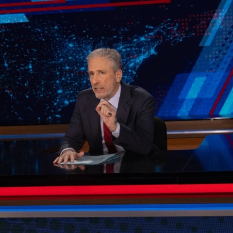 Ο Τζον Στιούαρτ θα είναι παρουσιαστής του «The Daily Show» έως το 2028