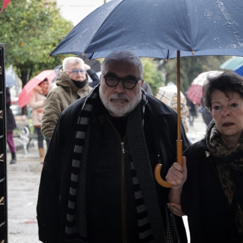 Πένθος για τον Δημήτρη Πιατά: Πέθανε η σύζυγός του Λέλα – Το ανακοίνωσε ο Βούρος μετά την παράσταση