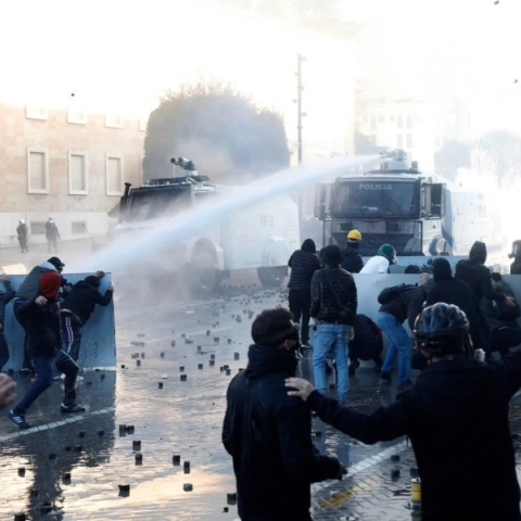 «Ράμα παραιτήσου»: Πετροπόλεμος στα Τίρανα με μπαράζ μολότοφ και δακρυγόνων	