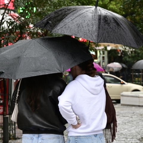 Καιρός αύριο: Πτώση της θερμοκρασίας με βροχές και καταιγίδες