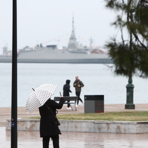 Καιρός αύριο: Βροχές και ισχυρές καταιγίδες με χαμηλές για την εποχή θερμοκρασίες