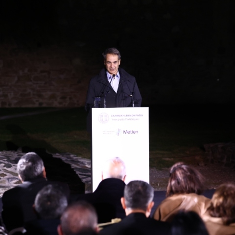 Θεσσαλονίκη: Αποκαλυπτήρια του νέου φωτισμού στον Λευκό Πύργο υπό την παρουσία Μητσοτάκη