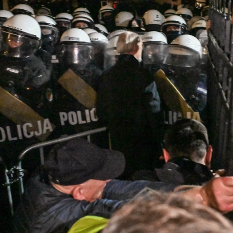Πολωνία- πολιτική κρίση: Ο πρόεδρος του Συνταγματικού Δικαστηρίου απομακρύνθηκε, η αστυνομία αναπτύχθηκε