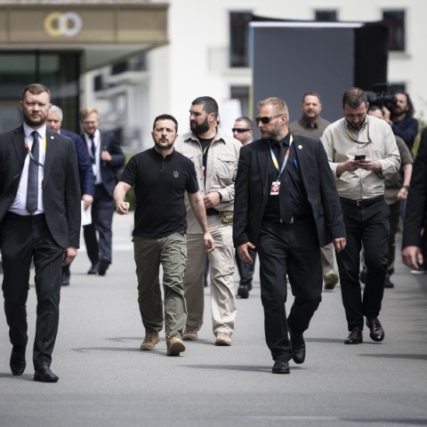 ο Βολοντίμιρ Ζελένσκι αναμεσα απο ανδρες ασφαλείας