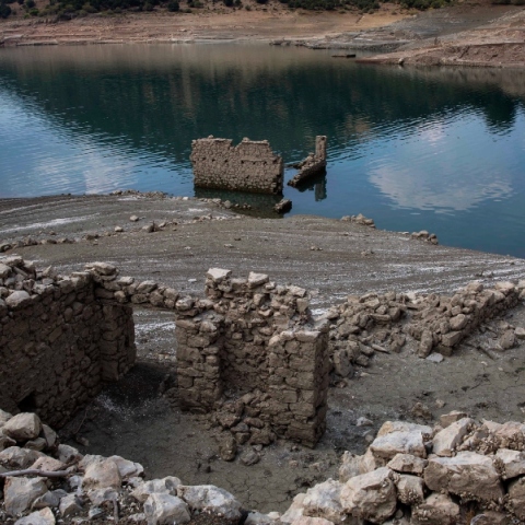 ερειπια χωριου διπλα σε λιμνη