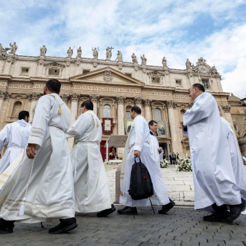 Καθολικοί  ιερείς μπροστά στο Βατικανό ο