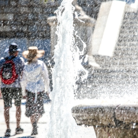 συντριβανι, περαστικοι, πλατεια
