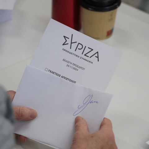 ανδρας κραταει ψηφοδελτιο του ΣΥΡΙΖΑ