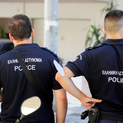 Κάλεσε να συλλάβουν οικογένεια για 20 ευρώ βενζίνη και τα πλήρωσε ο αστυνομικός