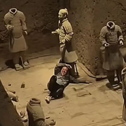 Τουρίστας έσπασε αγάλματα του Πήλινου Στρατού της Κίνας